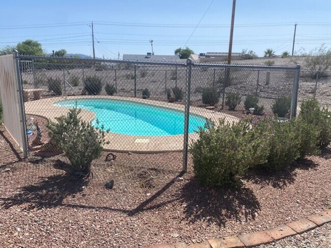 Building Photo - GREAT FURNISHED HOME WITH SIDE PARKING!