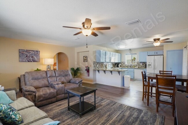 Building Photo - FURNISHED 2bd 2ba HOME