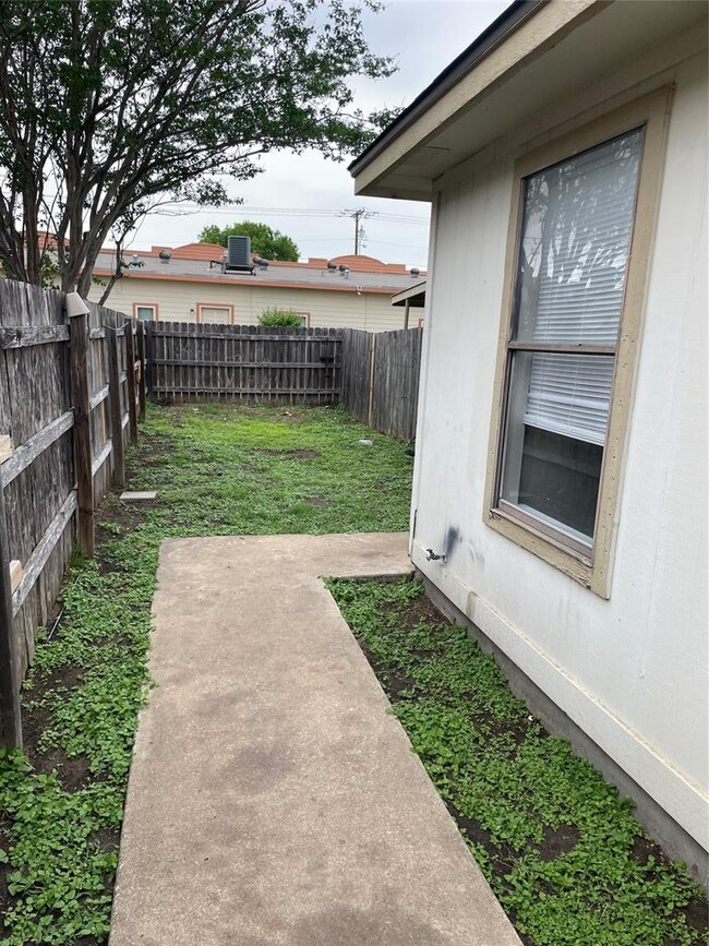 Building Photo - 106 E Austin Ave