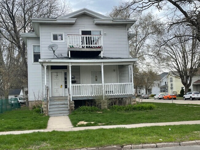 Building Photo - 504 W Irving Ave