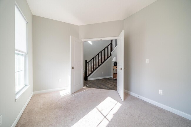 Building Photo - 4032 Stonehill Wy