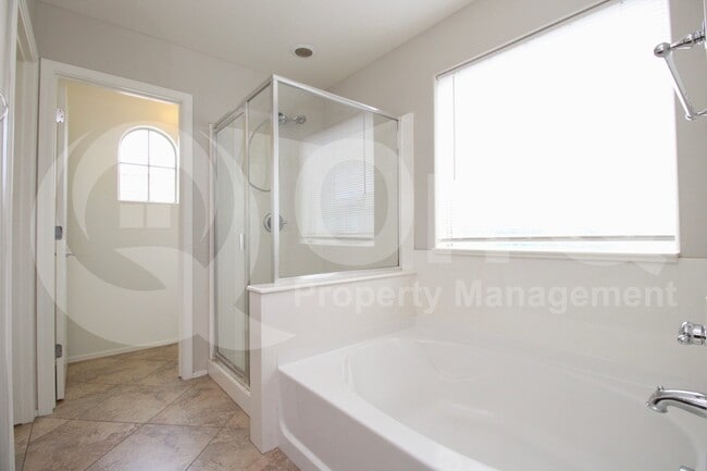 Building Photo - 3221 E Virgil Dr