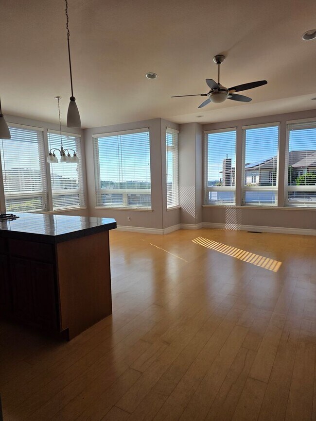 Building Photo - Amazing Bay View 3 bed/3 bath in Coos Bay