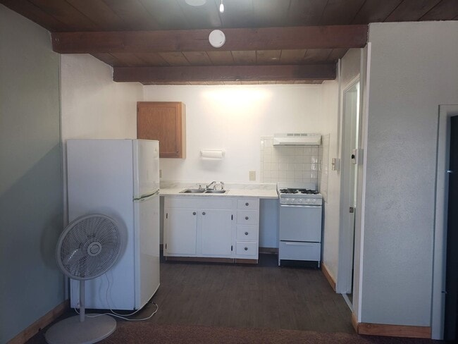 Building Photo - Cozy & Fresh Studio Apartment