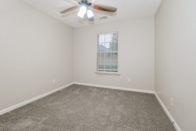 Building Photo - 87 Wren St