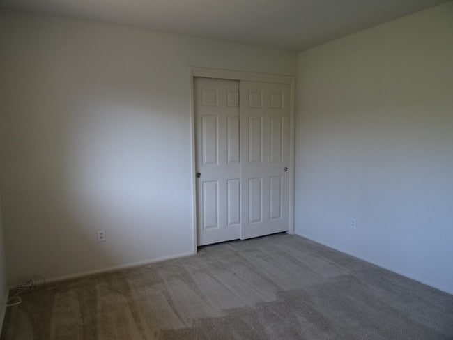 Building Photo - 2950 Land Park Dr