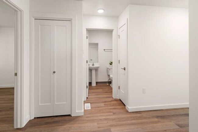 Building Photo - 4 bed 2 bath 1008 Sq Ft, Modern Single Fam...