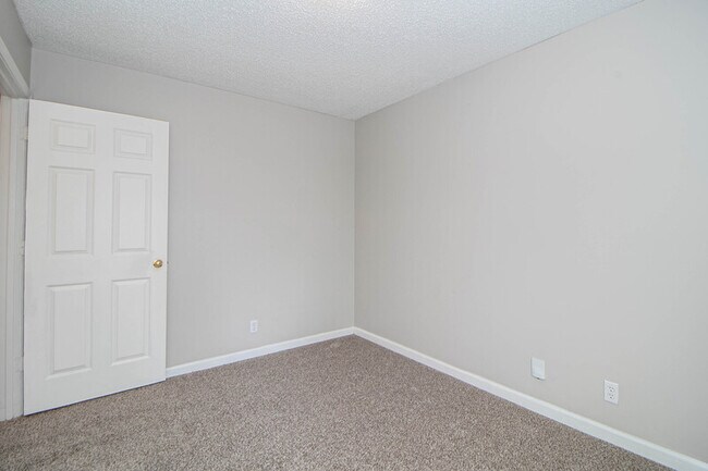 Building Photo - 233 Waterford Dr