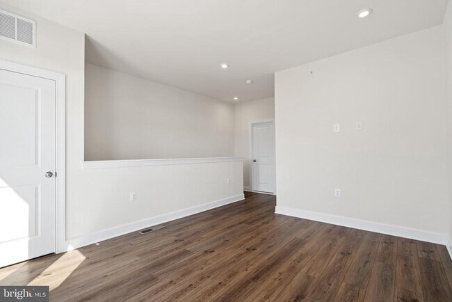 Building Photo - 596 Watermans Dr