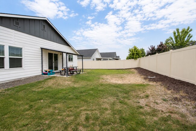 Building Photo - 4 Bedroom, 2 Bathroom Home Near Lake Lowell