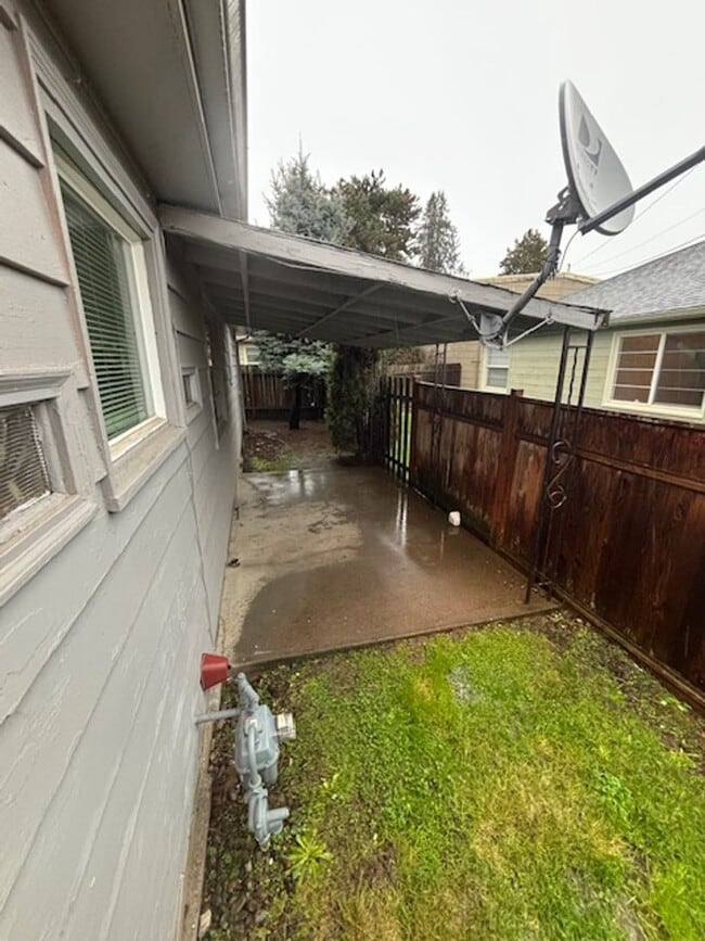 Building Photo - 2 Bedroom 1 Bath Home Newberg OR 97132