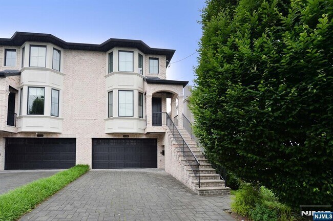 Primary Photo - 247 Hoym St