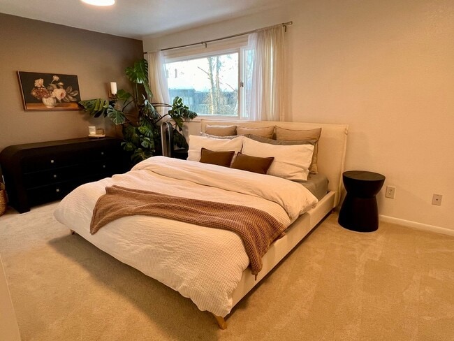 Building Photo - Available in July! Pet Friendly Fully Furn...