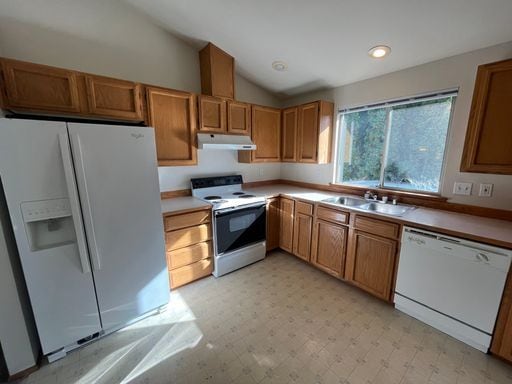 Building Photo - Spacious 3-bed/3-bath in Lake City's Meadowbrook neighborhood available NOW at $3695!