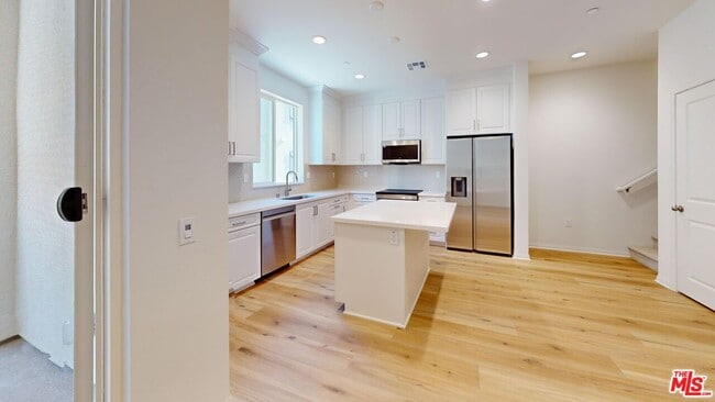 Building Photo - 2410 E Agave St