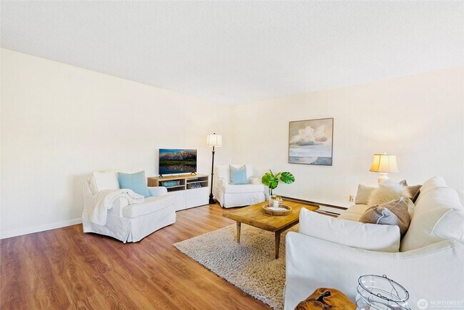 Building Photo - 2550 Thorndyke Ave W