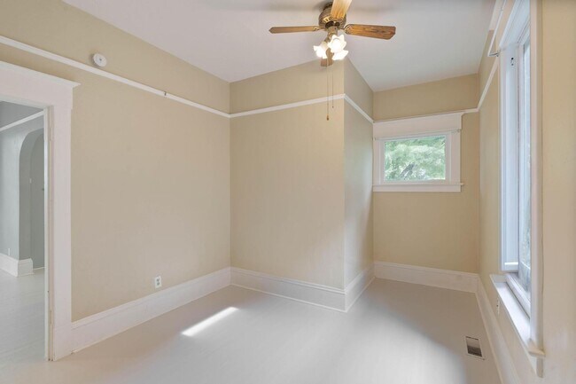 Building Photo - Spacious, light-filled 3-bdrm/2-bath vinta...