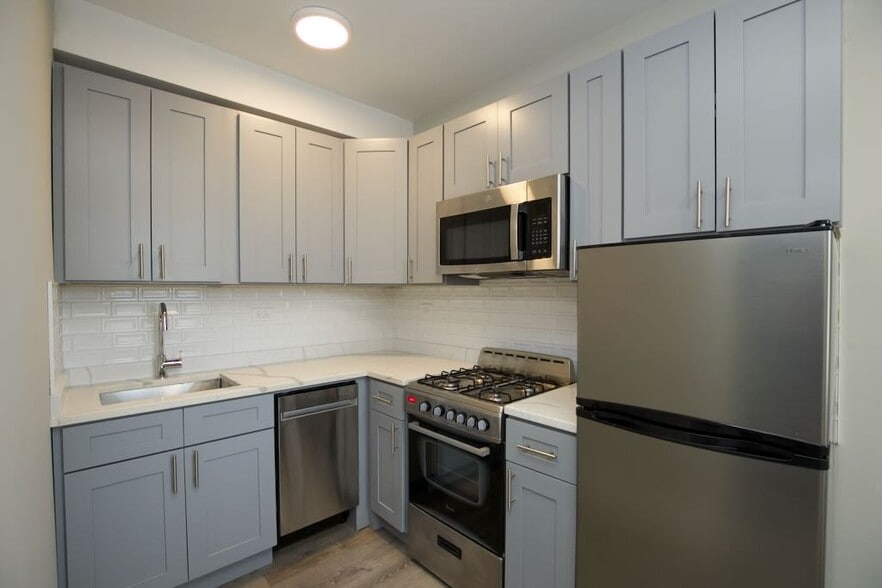 Building Photo - 545 W Belmont Ave