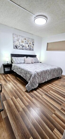 King bedroom with attached bathroom - 1168 Herbert Ave