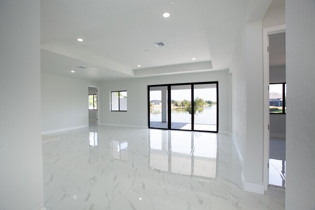 Building Photo - 1227 SE 3rd Ave