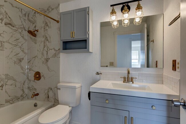 Building Photo - Beautifully Updated 3+ Bedroom Water View ...