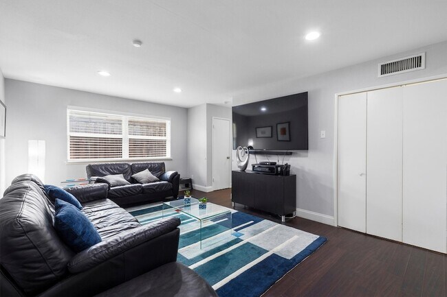 Building Photo - 7830 La Sobrina Dr