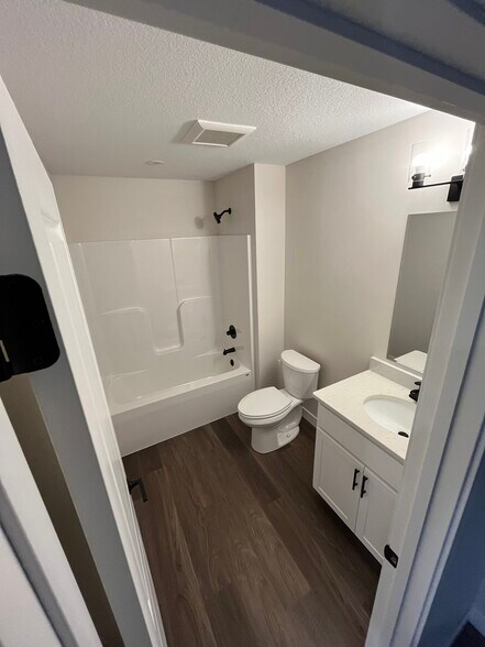 Building Photo - 2432 Roycroft Aly