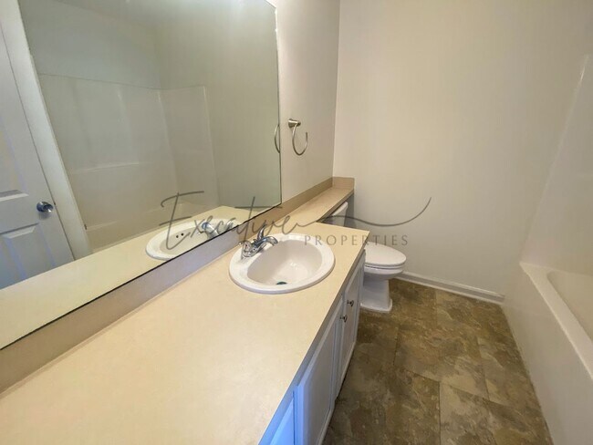Building Photo - Updated 2-Bed Townhouse Steps from McNeese...