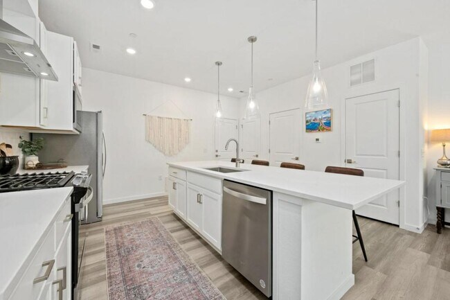 Building Photo - 748 Silver Maple Ln