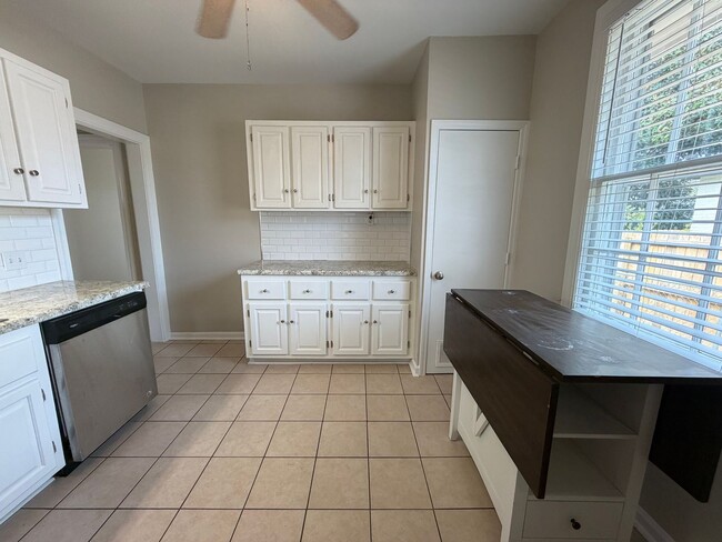 Building Photo - Cozy 2/1 Brick House in Celanese- $1,395