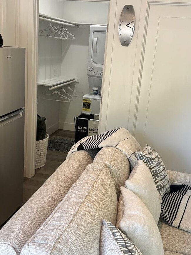 Building Photo - Charming Backyard Studio – All Utilities Included - Even WiFI