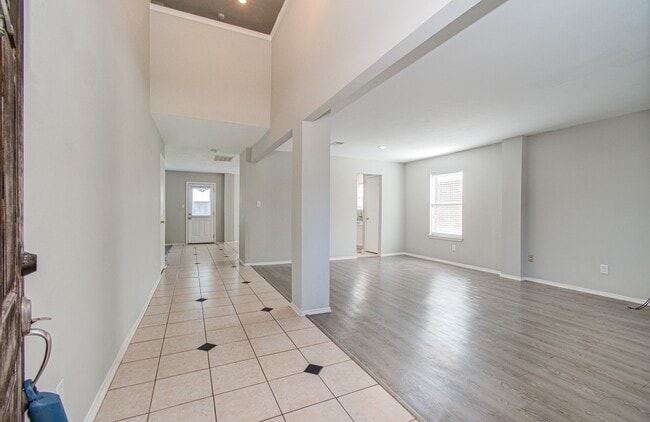Building Photo - 16126 Coleburn Dr