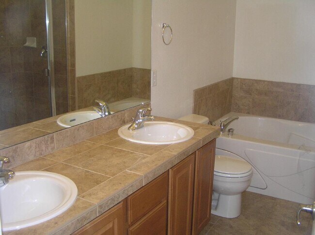 Building Photo - 2BR/2.5BA High-End Townhome with Attached ...
