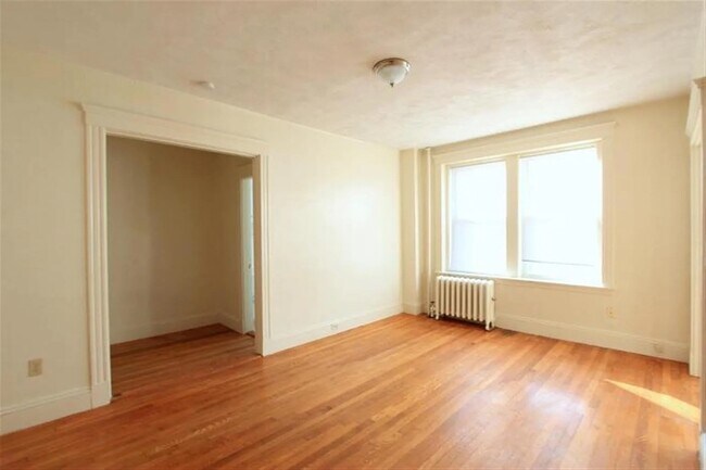 Building Photo - 172 Maple St