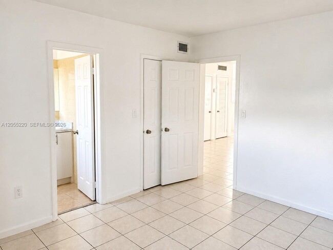 Building Photo - 1230 W 54th St