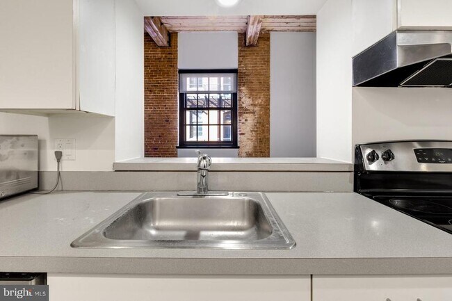 Building Photo - 303 Vine St