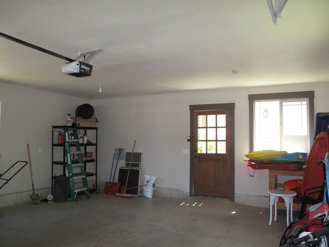 Building Photo - Live in Town