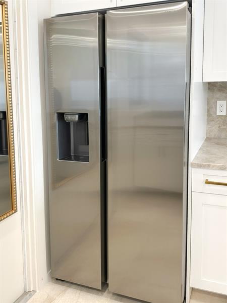 Building Photo - 4800 Bayview Dr