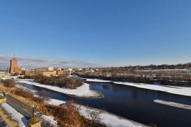 Building Photo - 160 S River St