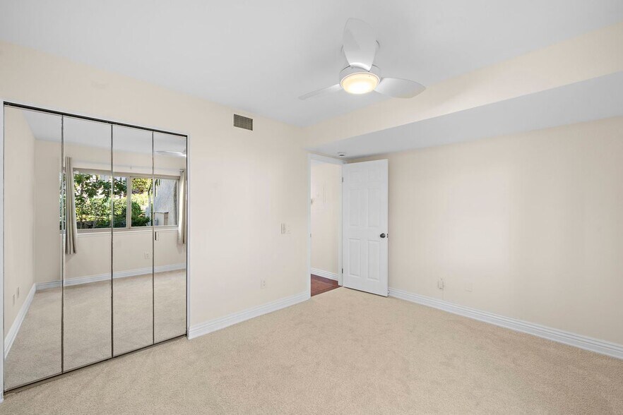 Building Photo - 31654 W Nine Dr