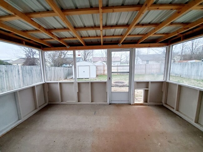 Building Photo - $1250 - 3 Bedroom 1 Bath Home offering Sunroom!