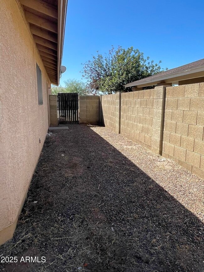 Building Photo - 6502 W Paradise Ln