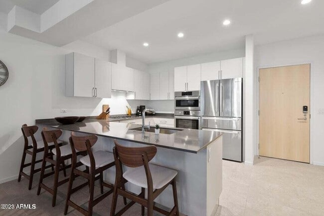 Building Photo - 7180 E Kierland Blvd