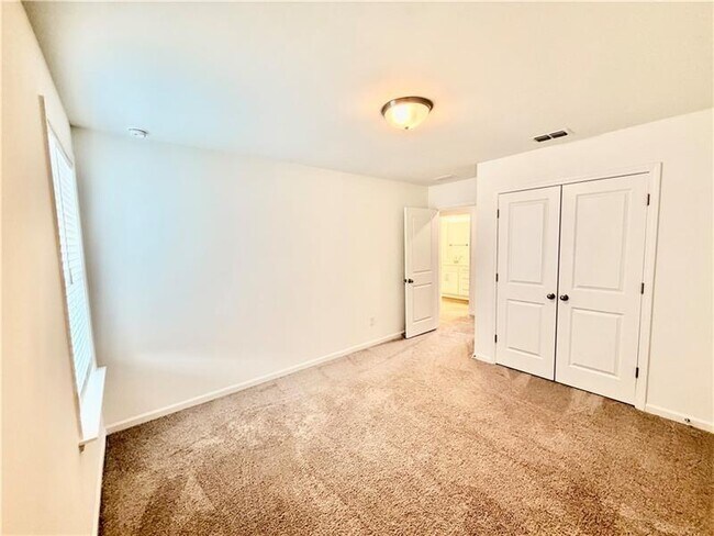 Building Photo - 215 Foxhill Dr