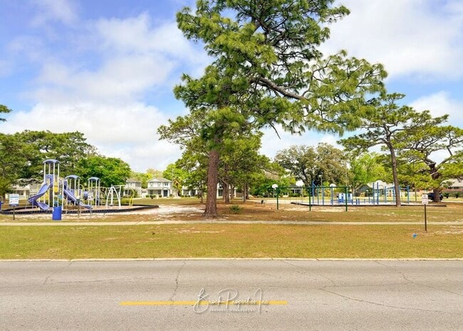 Building Photo - 1613 E Blount St