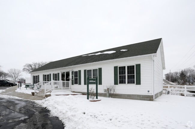 Building Photo - Five Seasons