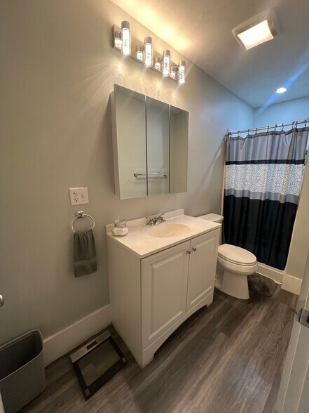 Full Bathroom - 203 Hall St