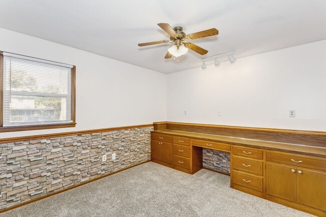 Building Photo - 873 E Greenway Ct