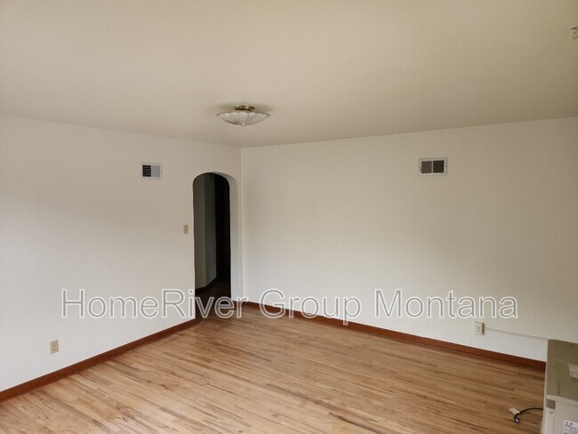 Building Photo - 336 S 5th St E