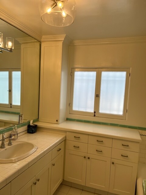 Full bath - 1232 S Point View St